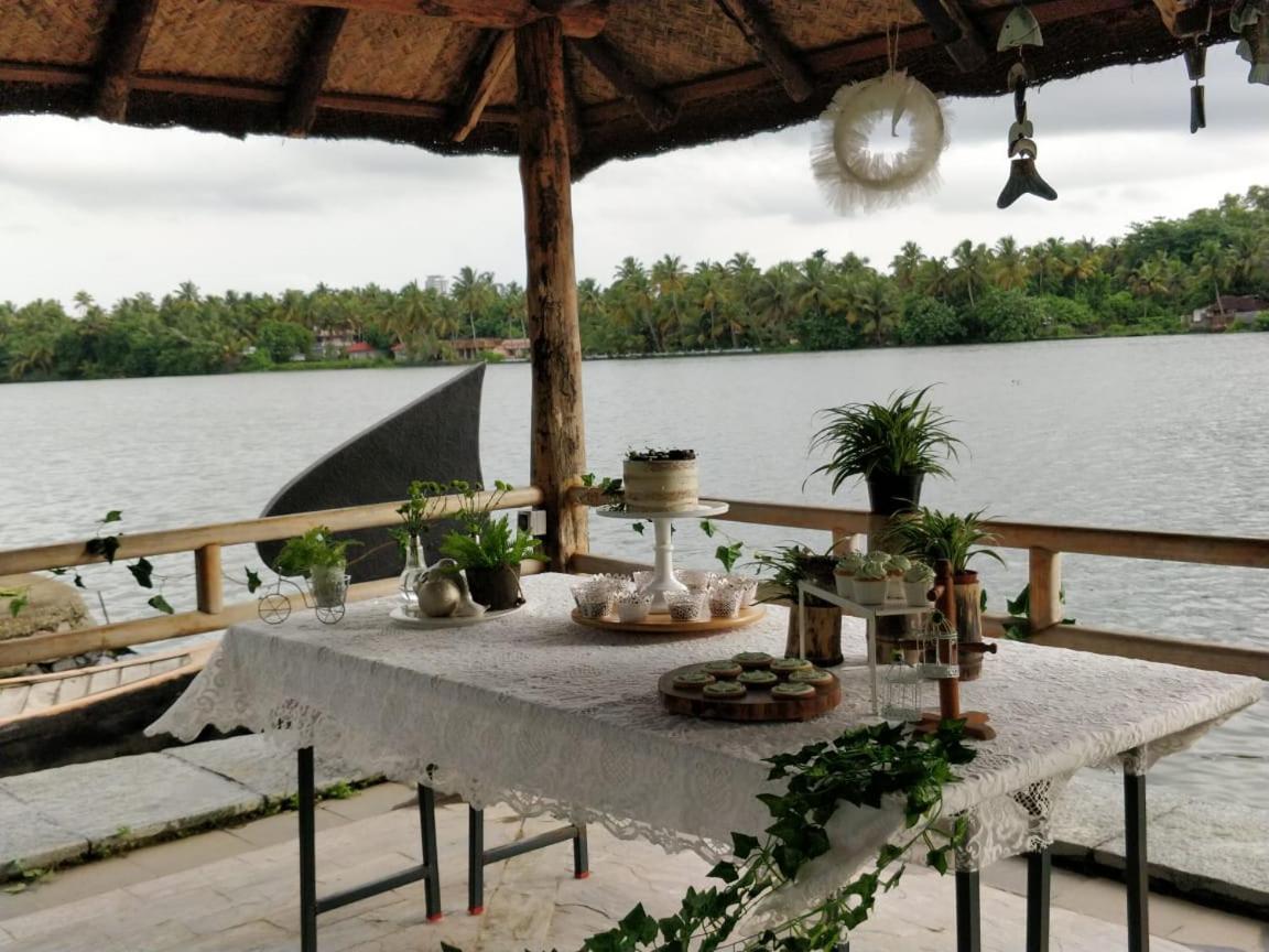 Baymaas Lake House Kochi Zewnętrze zdjęcie